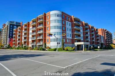 Annonces classees img:preview Condo de luxe exceptionnel au Cosmopolis de Laval